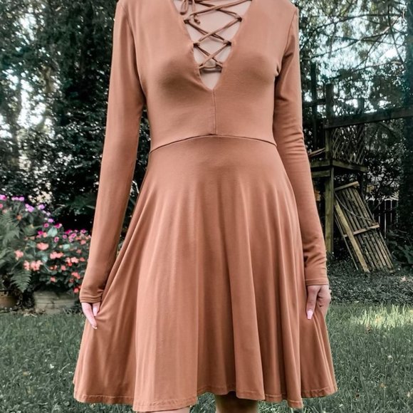 🥑FREE🥑 w/any FP purchase Missguided Long Sleeve Lace Up Dress in Cinnamon - Picture 1 of 3
